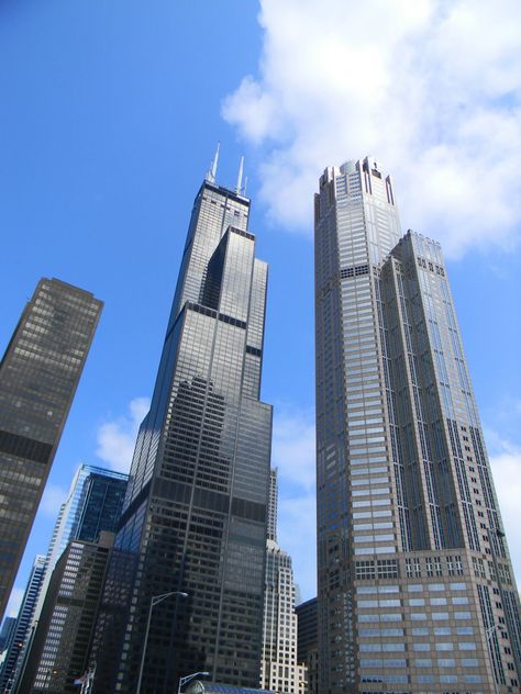 Sears Tower,  Tallest building in Chicago, Illinois and the United States. Chicago Luxury, Chicago Buildings, Chicago Pictures, Milwaukee City, Sears Tower, Tall Buildings, City Photos, Chicago Engagement, Chicago Photos