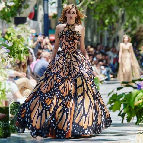 Designer Turns Women Into Real-Life Fairies With Her Butterfly Dresses (23 Pics) Butterfly Dresses For Women, Butterfly Clothes Design, Nature Dress Design, Bug Inspired Fashion, Nature Theme Dress, Butterfly Themed Dress, Butterfly Dress Aesthetic, Nature Themed Dress, Butterfly Dress Gowns