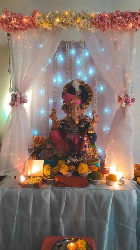 Unique Ganesh Chaturthi Decoration Ideas, Aesthetic Ganpati Decoration At Home, Aesthetic Ganesh Chaturthi Decoration, Aesthetic Ganpati Decoration Theme, Ganesha Mantapa Decoration, Ganesh Charthuthi Decoration, Janmashtami Story Ideas, Decoration Ganesh Festival, Ganpati Decoration At Office