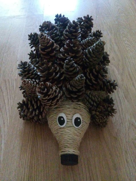 autumn hedgehog :-) klassz Cones Diy, Pine Cone Art, Diy Pinecone, Cones Crafts, Pine Cone Crafts, Autumn Crafts, Fun Diy Crafts, Nature Crafts, Pine Cone