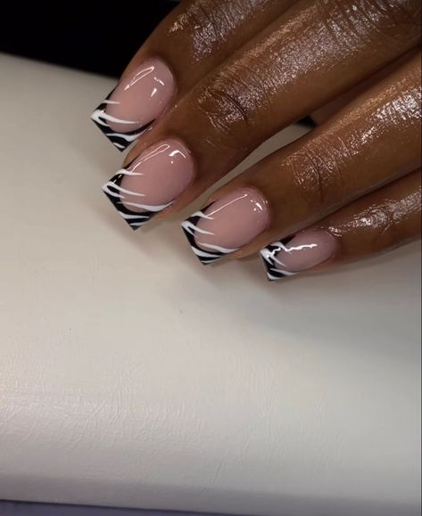 Short Zebra Nails, Cute Short Nails Black, Burberry Nails Short, Fall Nail Art Short Nails, Dope Nail Designs Classy Short Acrylic, Short Black French Tip Nails With Design, Short Nails Ideas Winter, Half Nail Design, Nail Set Up