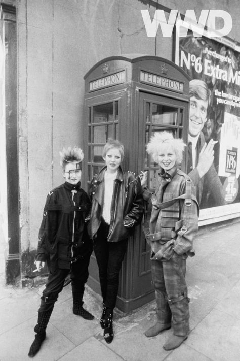 Westwood (in plaid) leans against a telephone box with other punk girls on a London street. 1977 London 70s, Vivienne Westwood Punk, Punks 70s, Punk Girls, 70s Punk, 90s Punk, Punk Woman, Telephone Box, Riot Grrrl