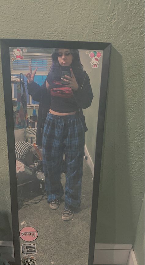 Sweatpants Outfit With Converse, Y2k Outfits With Sweatpants, Grunge Pajamas Outfit, Grunge Outfits With Sweatpants, Emo Sweatpants Outfit, Alt Sweatpants Outfit, Lazy Alternative Outfits, Lazy Emo Outfits, Grunge Sweatpants Outfits