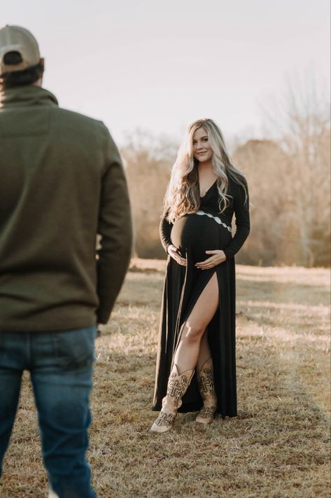 Maternity Photos With Cowboy Boots, Maternity Pic Outfits, Maternity Photos Western, Southern Maternity Photos, Country Maternity Photoshoot, Western Baby Shower Outfit, Ranch Maternity Pictures, Country Pregnancy Outfits, Country Maternity Shoot