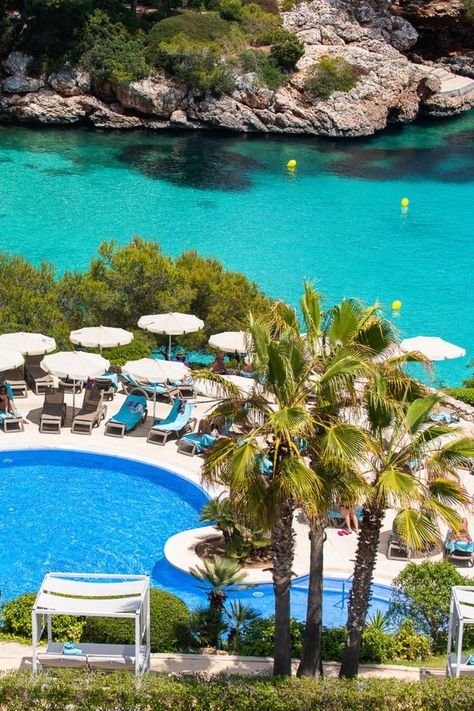 Swimmingpool und Meer beim Inturotel Cala Esmeralda Beach Hotel & Spa auf Mallorca Tropical Destinations, Beautiful Spaces, Beach Hotel, Travel Europe, Beach Hotels, Hotel Spa, Beautiful Space, Vacation Spots, Europe Travel