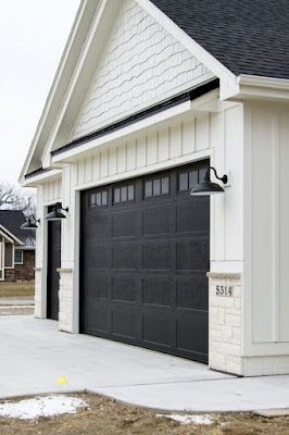 White Garage Doors, White Garage, Garage Door House, Modern Garage Doors, Garage Floor Paint, Garage Door Styles, Exterior House Paint Color Combinations, Garage Remodel, Garage Door Design