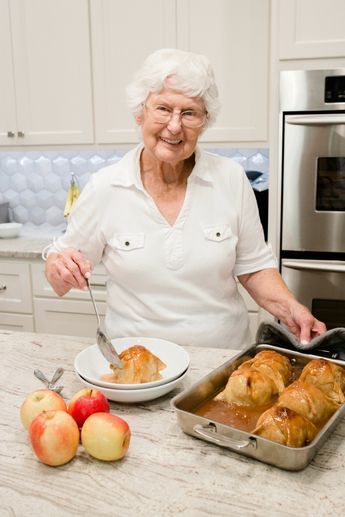 Freezing Apple Dumplings, Desert Sauces, Hot Apple Dumplings, Quick Apple Dessert, Apple Bake, Apple Tarts, Apple Dumpling Recipe, Apple Dumpling, Baked Apple Dessert