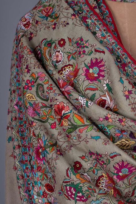 Kashmiri Embroidery Dupatta, Pashmeena Shawl, Kashmiri Embroidery Suits, Kashmiri Art, Chinon Saree, Kashmir Shawl, Kashmiri Embroidery, Woolen Clothes, Embroidery Fashion Detail