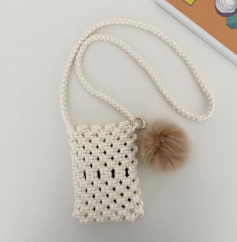 Simpul Makrame, Pochette Portable, Macrame Clothes, Crochet Phone Cases, Macrame Knots Tutorial, Pom Pom Rug, Macrame Purse, Rainbow Keychain, Mobile Pouch