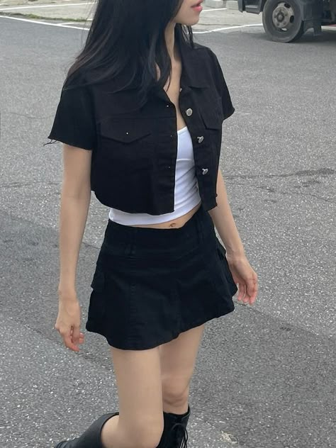 Korean Mini Skirt Outfit, Summer Outfits With Doc Martens, Short Black Skirt Outfit Summer, Black Mini Skirt Outfit Summer, Mini Skirt Outfit Aesthetic, Black Skirt Outfit Summer, Mini Skirts Outfits Summer, 2017 Outfits, Skirt Outfits Korean