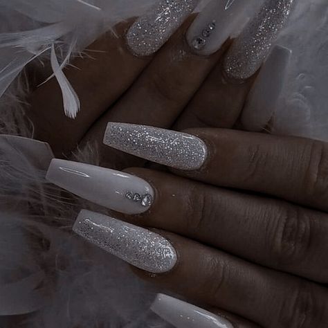 Design Nails 2022, Mafia Nails, Nails 2022 Trends Summer, Fall Nails 2022, Natural Nails Acrylic, Black Acrylic Nail Designs, Designer Nails, High Fashion Branding, Black Acrylic Nails