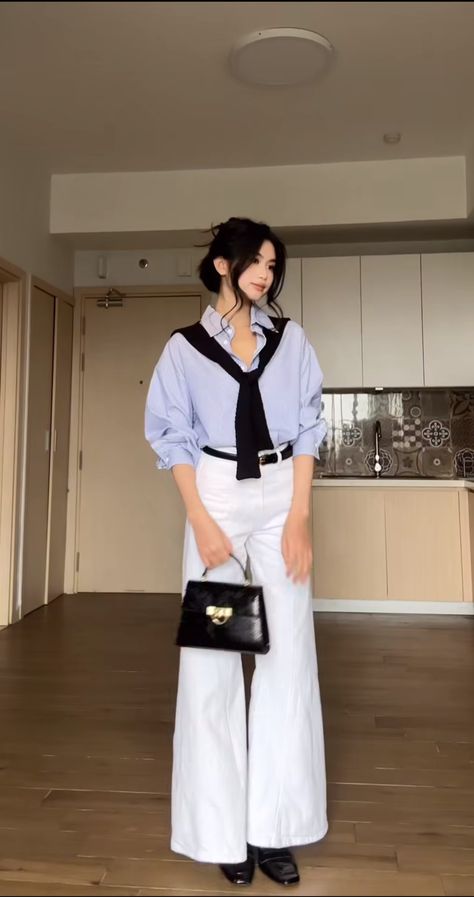 Outfit Ngampus, White Shirt And Blue Jeans, Vest Outfits For Women, Blue Jean Outfits, Casual Work Wear, Casual College Outfits, Office Wear Women, Stylish Work Attire, Jeans Outfit Casual