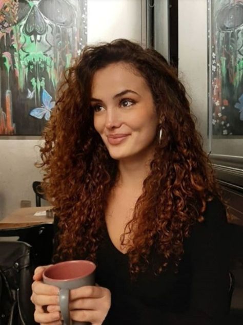 Curly Balayage Hair, Curly Natural Curls, Pelo Color Vino, Curly Hair Advice, Light Auburn Hair, Dark Auburn Hair, Red Hair Looks, Red Hair Inspo, Brown Curly Hair