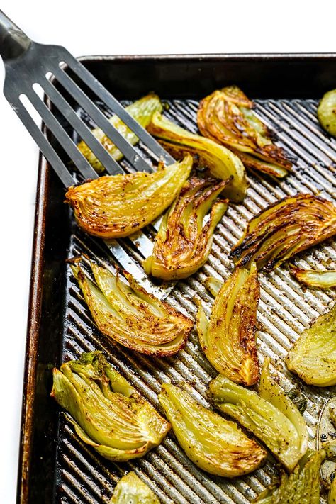 Roasted Fennel Recipe (Easy & Caramelized!) - Wholesome Yum Roast Fennel, Garlic Turkey, Gerd Friendly Recipes, Fennel Recipe, Gerd Friendly, Root Vegetables Recipes, Vegetables Dishes, Fennel Recipes, Empanada Recipe