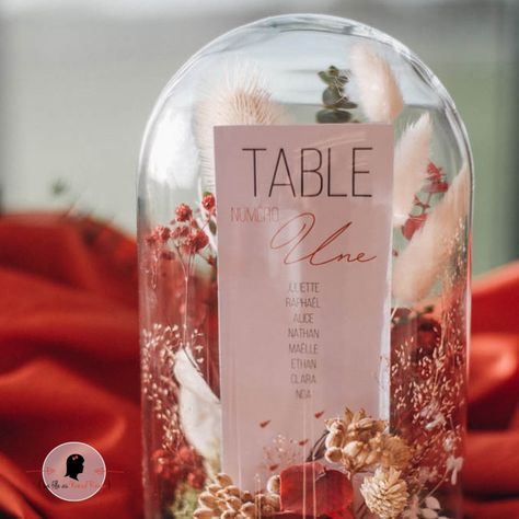 // PLAN DE TABLE // A l'entrée de votre salle de réception, mettez en scène vos étiquettes de plan de table pour accueillir vos convives ! . Une composition florale de fleurs séchées, votre étiquette plan de table et le tout sous une cloche en verre apportera beaucoup d'élégance à votre décoration le jour du mariage ! . #plandetablemariage #plandetable #decorationmariage #papeteriedemariage #tendancemariage#mariageterracotta #terracotta #fleurssechees #lafilleaunoeudrouge #fairepart #lille Decoration Mariage Diy, Bar Mitzva, Wedding Planner Book, Future Wedding Plans, Unique Tables, Dreamy Wedding, Wedding Deco, Party Event, Future Wedding