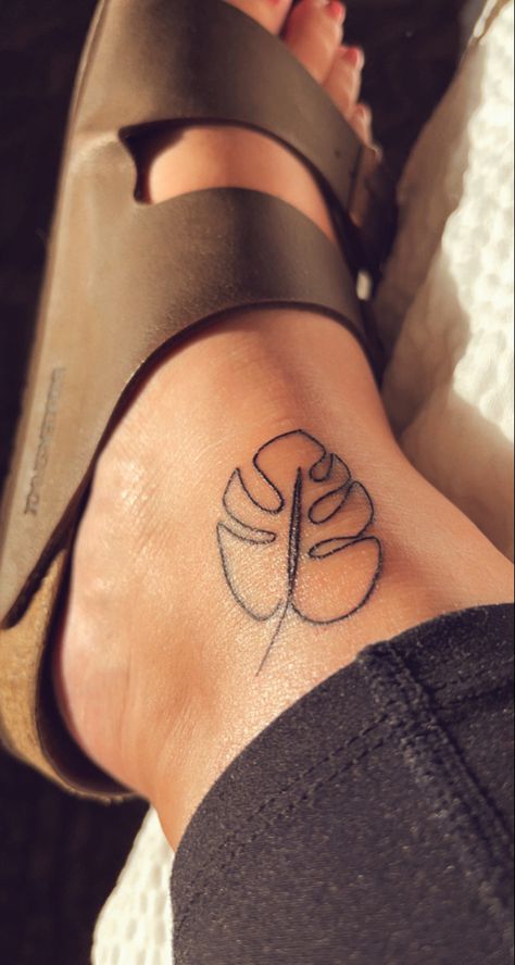 Jade Tattoo Plant, Hidden Women Tattoos, Monstera Ankle Tattoo, Plant Tattoo Ideas Female, Tropical Ankle Tattoo, Linework Arm Tattoo, Friendship Plant Tattoo, Plant Matching Tattoos, Small Above The Knee Tattoos Women