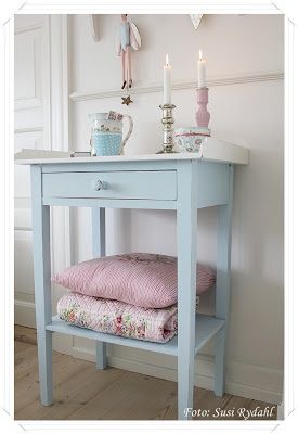 Shabby Chic Side Table, Blue Bedside Tables, Trendy Blanket, Bedroom Ideas For Small Rooms, Blue Cottage, Pastel House, Shabby Chic Bathroom, Storage Display, Blanket Storage