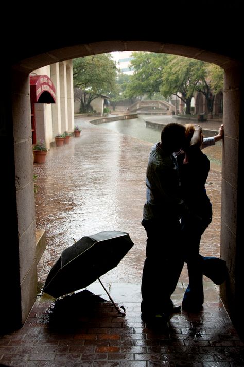 Love this, but would want a silhouette of my bump while kissing <3 Rain Engagement Pictures, Rainy Photoshoot, Rainy Engagement Photos, Romantic Pic, Rainy Day Photos, Rain Wedding, Rain Pictures, Couple Romantic, Rain Photo