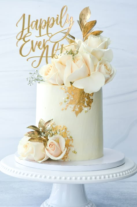 Minimal Engagement Cake, Cake Designs For Engagement Party, Gold And White 50th Birthday Cake, White And Gold Bridal Shower Cake, Gold And White Cake Ideas, Elegant White Cakes, Minimal Anniversary Cake, White And Gold Buttercream Cake, Gold And White Anniversary Decor