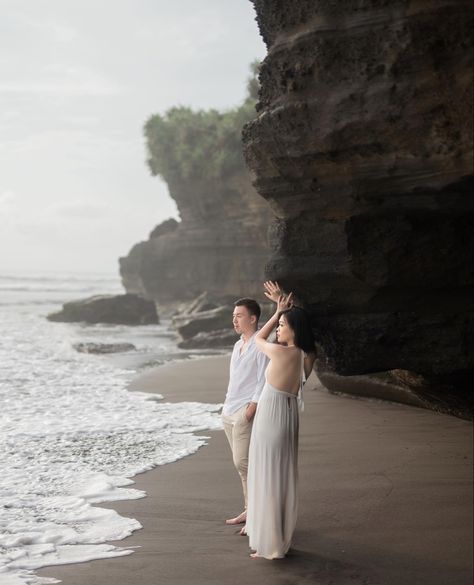 Bali Beach Prewedding, Bali Prewedding Ideas, Bali Prewedding Photography, Prewed Photoshoot, Prewed Outdoor, Prewedding Bali, Wedding Pictures Beach, Pre Wedding Photoshoot Beach, Bali Prewedding