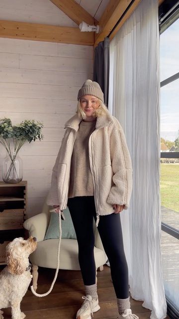 Winter Sherpa Outfit, Cream Hat Outfit Winter, Cream Fleece Jacket Outfit, Autumn Cosy Outfit, Teddy Fleece Outfit, Cream Sherpa Jacket Outfit, Tan Sherpa Jacket Outfit, Autumn Walk Outfit, Teddy Fleece Jacket Outfit