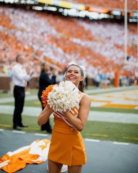 Tennessee Cheerleaders, College Cheer, Kansas City Chiefs Logo, Cute Cheerleaders, Tennessee Vols, Chiefs Logo, Dream College, Kansas City Chiefs, Cheerleading