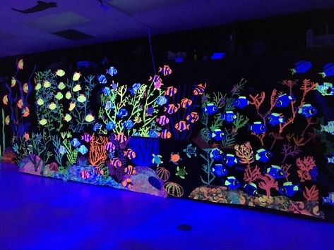 Under The Sea Glow In The Dark Party, Glow Art Show, Underwater Window Display, Black Light Ocean Theme, Black Light Under The Sea, Black Light Art Show, Black Light Aquarium, Kindergarden Art, Ocean Art Projects