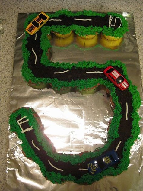 Race Car Track Pull-Apart Cupcake Cake Race Track Cake, Birthday Cupcakes Boy, Best Cupcake, Race Car Cakes, Pull Apart Cupcake Cake, Pull Apart Cake, Cake Pulls, Pony Cake, Hot Wheels Party