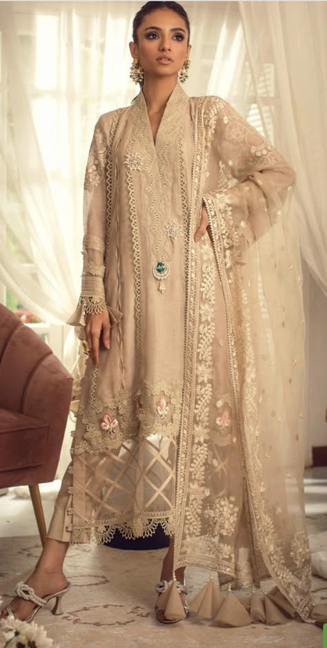 Dress Style Pakistani, Asian Wedding Dress Pakistani, Fancy Suit, Indian Designer Suits, Pakistani Formal Dresses, Latest Dress Design, Nikkah Dress, Iranian Women Fashion, Pakistani Fancy Dresses