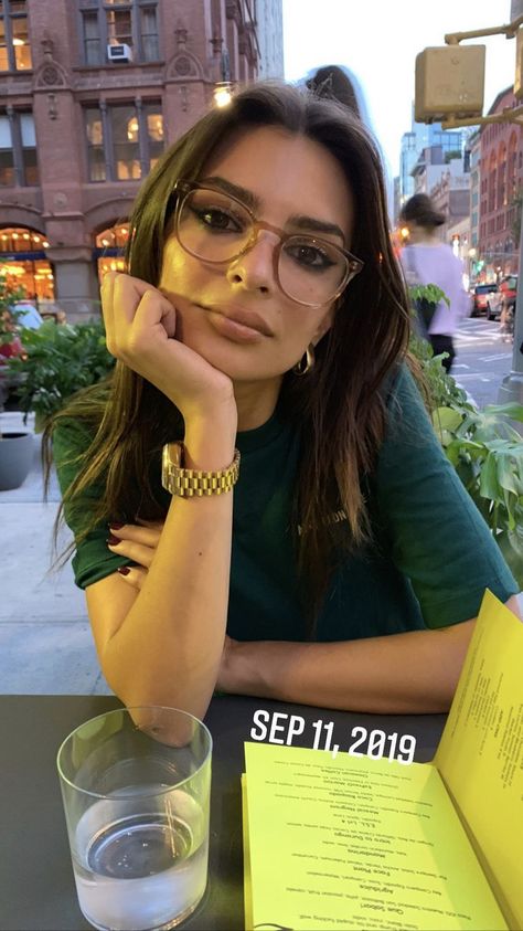 Emily Ratajkowski Glasses, Womens Glasses Aesthetic, Classy Eyeglasses Women, Eye Glasses Inspiration, Glasses Frames For Women Brunette, Oversize Glasses Frames Woman, Emrata Glasses, Glasses Aesthetic Women, Glasses Frames For Women Aesthetic