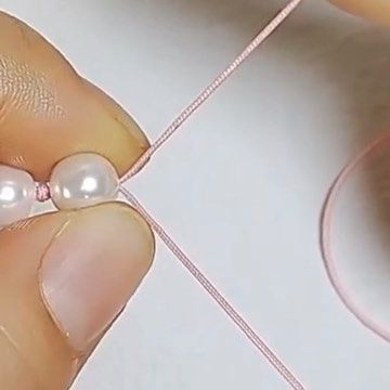 350K views · 11K likes | Tina Seven on Instagram: "Very detailed knotting tutorial🥰🥰 #pearl #pearls #jewelry #jewellery #baby #babygirl #girl #girls #lady #woman #women #miss #outfit #daily #instadaily #fashion #fashionblogger #fashionstyle #fashionista #trend #trendingreels #trending #color #white #pink #blue #noble #luxury" Knots Tutorial, Bead Loom Pattern, Pearls Jewelry, Jewelry Knots, Fibres Textiles, Loom Patterns, Ethnic Jewelry, Loom Beading, Creative Expressions