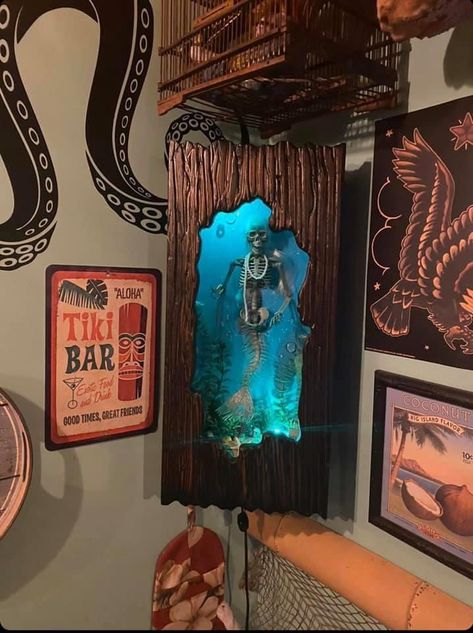 Tiki Style Decor, Tiki Bathroom Ideas, Pirate House Decor, Tiki Bathroom, Halloween Tiki Party, Pirate Kitchen, Pirate Decor Interior Design, Tiki Room Decor, Pirate Bar Ideas