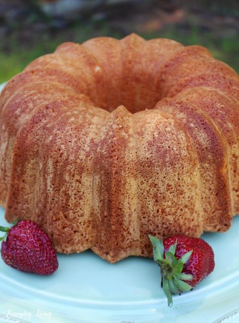 Grandma's Pound Cake Recipe, Perfect Pound Cake, Pound Cakes Recipes, Best Pound Cake, Pound Cake Recipes Easy, Cheese Pound Cake, Strawberry Shortcake Recipes, Shortcake Recipe, Cream Cheese Pound Cake