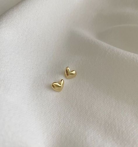 Simple Earing Designs Gold, First Earrings Studs, Cute Earrings Aesthetic Stud, Silver Earring Studs, Earing Studs Simple Gold, Gold Earrings Designs Studs, Heart Earrings Aesthetic, Rings Aesthetic Gold, Aesthetic Gold Earrings