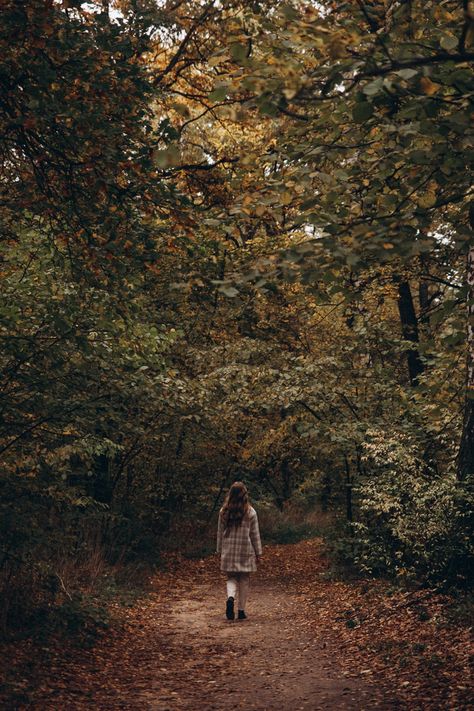 Fall Shoot Outfits, Portrait In The Woods, Moody Fall Photos, Fall Photoshoot Model, Moody Fall Photoshoot, Overcast Photoshoot, Autumn Shooting Photo Ideas, Autumn Photoshoot Ideas Inspiration, In The Woods Photoshoot