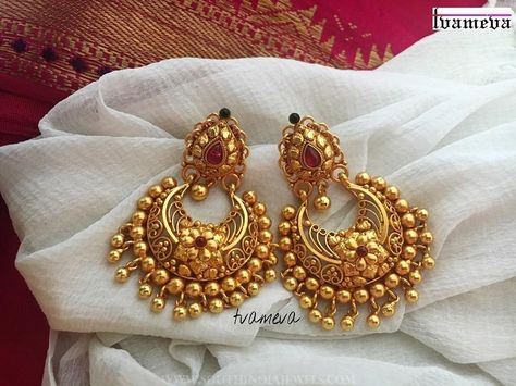 Charming Gold Plated Antique Chandbali From Tvameva. For more details please contact. Seller Name : Tvameva Instagram : https://www.instagram.com/tvameva/ Contact : 9994767370 Related PostsPretty Designer Earrings From Tvameva22K Gold Ruby Earrings From BhimaGold Plated Antique Ruby Jhumka From TvmevaMatt Finish Ruby Coin NecklaceMatt Finish Mango Necklace SetGold Plated Ruby Emerald Maang TikkaGold Plated Antique Earrings … Temple Jewellery Earrings, Gold Earrings Indian, Antique Gold Earrings, Gold Jhumka Earrings, Jewelry Designing, Gold Necklace Indian Bridal Jewelry, Gold Pendant Jewelry, Wedding Jewellery Collection, Traditional Earrings