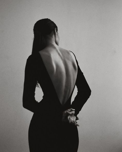 Vogue Studio Photoshoot, Open Back Photoshoot, Open Back Aesthetic, Woman’s Back, Hands Above Head Pose, Woman Back Reference, Back Poses Photography, Backless Photoshoot, Woman's Back Photography