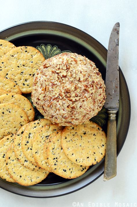 French Onion Cheese Ball, Garlic Cheese Balls, Onion Cheese Ball, French Onion Soup Cheese, Soup Cheese, Cheddar Cheese Ball, Aged Cheese, Easy Cheese, Foodie Crush