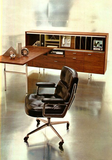 #Eames Executive Chair and a George Nelson receptionists desk by @hermanmiller Eames Office Chair, Mid Century Office, Eames Office, Furniture Ads, Charles Eames, George Nelson, Vintage Office, Executive Office, Time Life