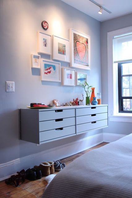 Wall-mounted drawers used as dresser, by Vitsoe. I love they way they leave space on the floor, keeping the room open, and reveal the pretty mouldings. Craft Storage Ideas For Small Spaces, Floating Furniture, Floating Drawer, Furniture Apartment, Apartment Storage, Floating Cabinets, Small Space Office, Apartment Furniture, Small Apartment