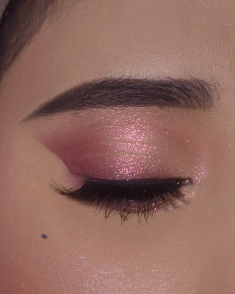 Get ready to swoon over this soft pink glam eye makeup! 💕 It’s the perfect combo of elegance and femininity. 💖✨ Perfect for a romantic night out or a special occasion. 🌸 Get that dreamy look with soft, blendable shades. 👀✨ #SoftPinkGlam #EyeMakeup #GlamGameStrong #beauty #eyeshadow #makeup #eyeshadowpalette #makeuplife #beautycommunity #beautyinfluencer #eyelooks #eyemakeuptutorial #glammakeup #eyemakeup #hack #makeupideas #mua Dark Pink Eyeshadow Looks, Pink Glam Eye Makeup, Pink And Brown Makeup, Pink Makeup Looks Soft, Pink Soft Glam Makeup, Soft Pink Eye Makeup, Soft Pink Glam, Light Pink Eyeshadow, Subtle Eye Makeup