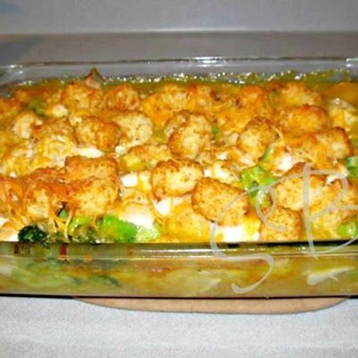 Cheesy Chicken Broccoli & Tater Tot Bake @keyingredient #cheese #cheddar #soup #delicious #chicken #cheesy Broccoli Tater Tots, Cheese Casserole Recipes, Tater Tot Bake, Frozen Tater Tots, Chicken Broccoli Bake, Tater Tot Casserole Recipes, Broccoli Cheese Casserole, Broccoli Bake, Cheesy Chicken Broccoli