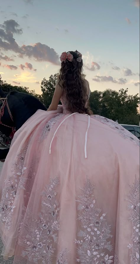 Sweet 16 Ball Gowns, Sweet 16 Ball, Quince Stuff, Xv Dresses, Quince Themes, Quinceanera Pink, Quinceanera Themes Dresses, Quinceanera Photoshoot, Sweet Sixteen Dresses