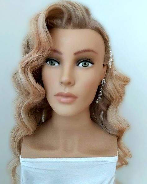 1950s Waves Hair, Hollywood Curls Pinned To The Side, Bridal Hair Square Face, Vintage Hollywood Wedding Hair, Glam Hairstyles Medium, Glamour Waves Hair, Hollywood Waves With Braid, Holiwood Wave Hair, Classic Waves Hair