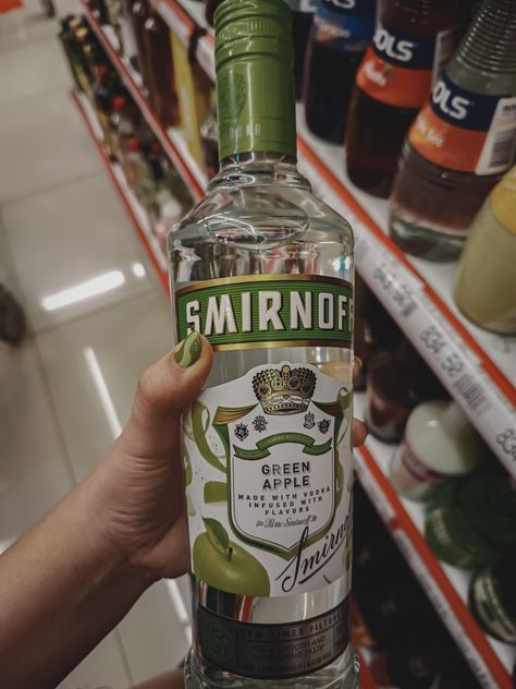 Green day Smirnoff Aesthetic, Smirnoff Ice Green Apple, Smirnoff Green Apple, Green Liquor, Tvd Dr, Smirnoff Ice, Smirnoff Vodka, La Life, Bird Box