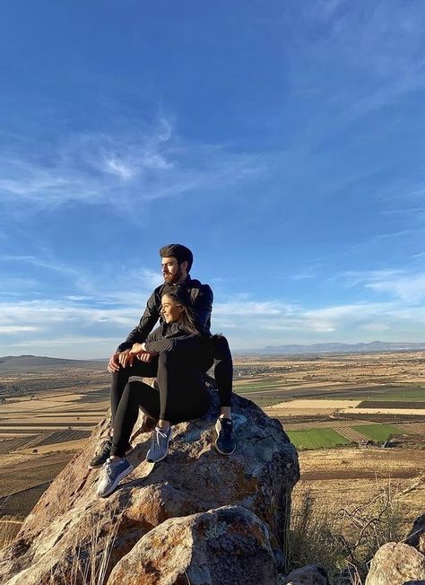 Couple Poses On Mountains, Diary Photoshoot, Couple Mountain Pictures, Mountain Poses Photo Ideas, Mountain Photo Ideas, Instagram Couples, Mountain Pose, Engagement Photography Poses, Ooty