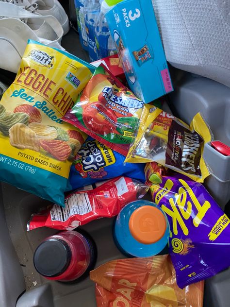 Long Road Trip Snack Ideas, School Trip Snacks, Car Snacks Aesthetic, Roadtrip Snacks Aesthetic, Snack For Road Trip, Road Trip Snacks Aesthetic, Snacks For Car Trips, Car Snacks Road Trips, Travel Snacks Roadtrip