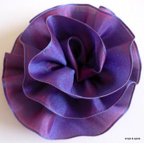 Snips & Spice: Wired-Edge Ribbon Rose - Super Easy! Wired Ribbon Crafts, Ribbon Flowers Diy, Ribbon Projects, Ribbon Flower Tutorial, Diy Ribbon Flowers, Crafts Diy Projects, Ribbon Rosettes, Ribbon Crafts Diy, Fabric Flower Tutorial