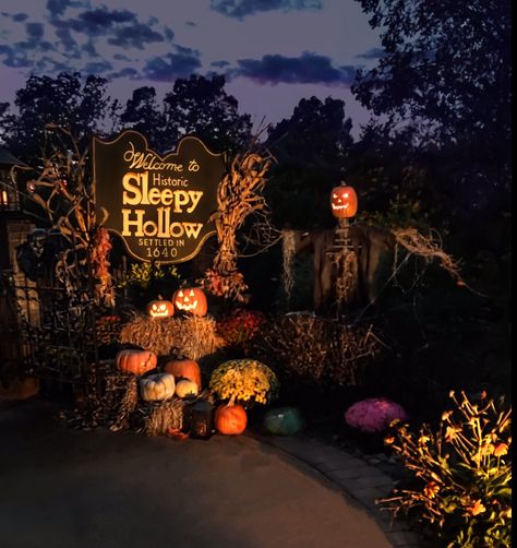 Sleepy Hallow Halloween Yard, Sleepy Hallow Halloween, Halloween Hayride Ideas, Sleepy Hallow Halloween Decor, Sleepy Hallow Decorations, Sleepy Hallow Halloween Decorations, Sleepy Hollow Halloween Party, Sleepy Hallow Decor, Classic Halloween Decor Outdoor