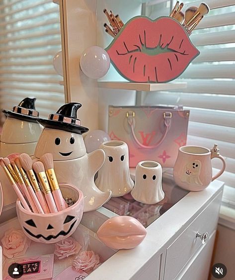 Mine Makeup, Makeup Mafia, Halloween Bedroom Decor, Halloween Bedroom, Boho Halloween, Goth Home, Pink Halloween, Fall Halloween Decor, Spooky Decor